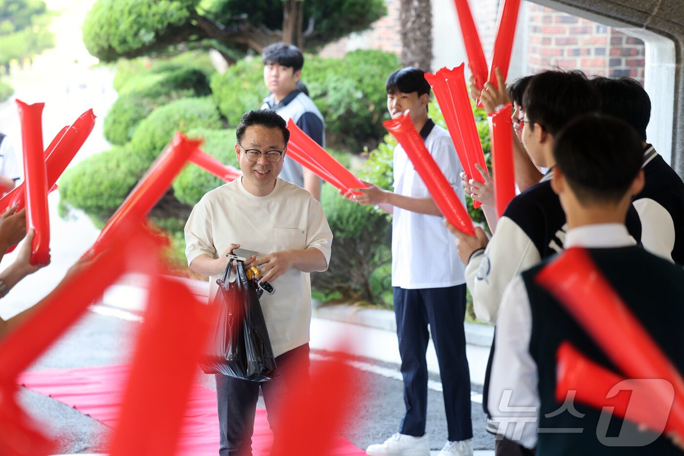 본문 이미지 - 스승의 날인 15일 오전 광주 남구에 위치한 인성고등학교에서 학생들이 출근하는 선생님들을 반기고 있다. 2026.5.15 ⓒ 뉴스1 조수민 수습기자