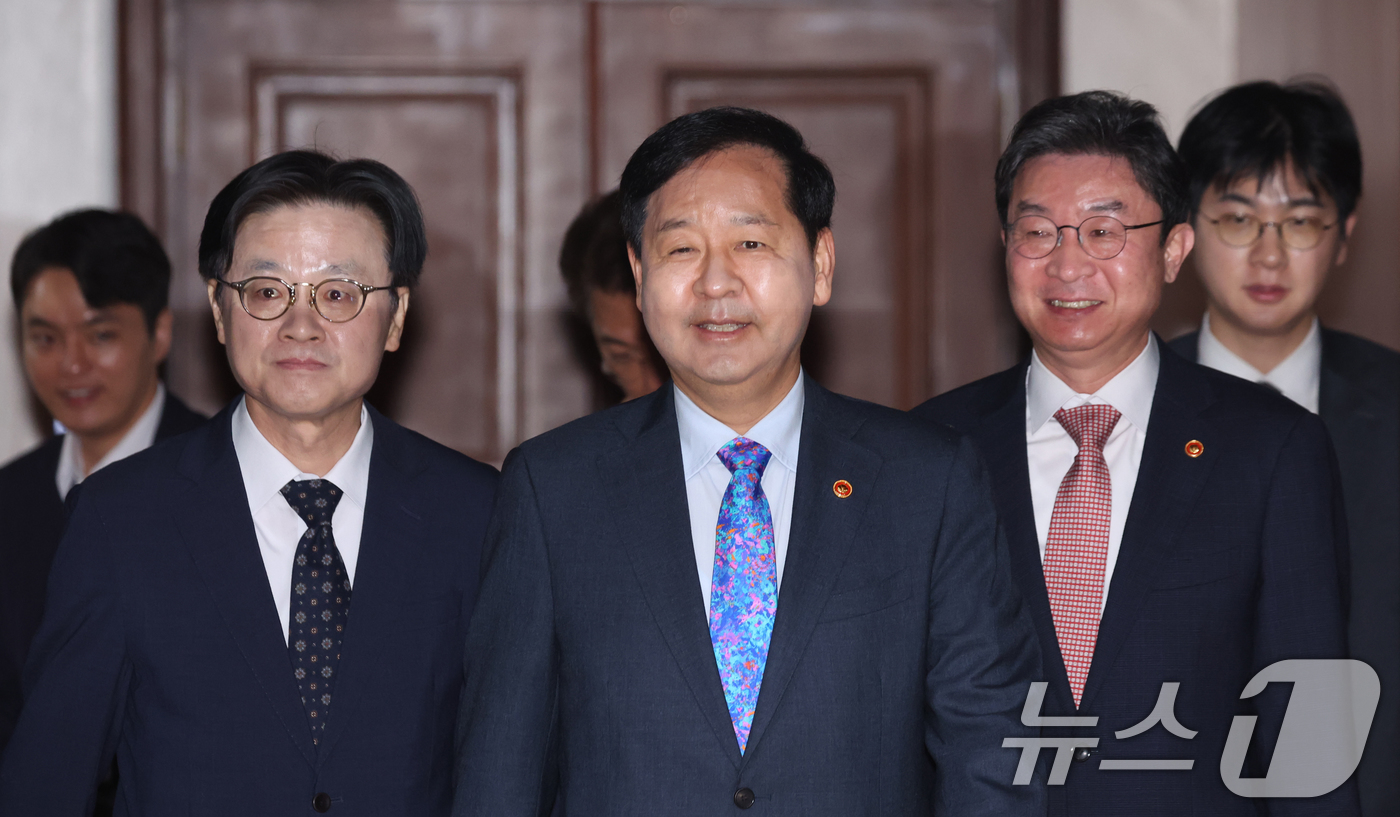 (서울=뉴스1) 김명섭 기자 = 구윤철 경제부총리 겸 재정경제부 장관이 15일 서울 종로구 세종대로 정부서울청사에서 열린 비상경제본부회의 겸 경제관계장관회의에 참석하고 있다. 20 …