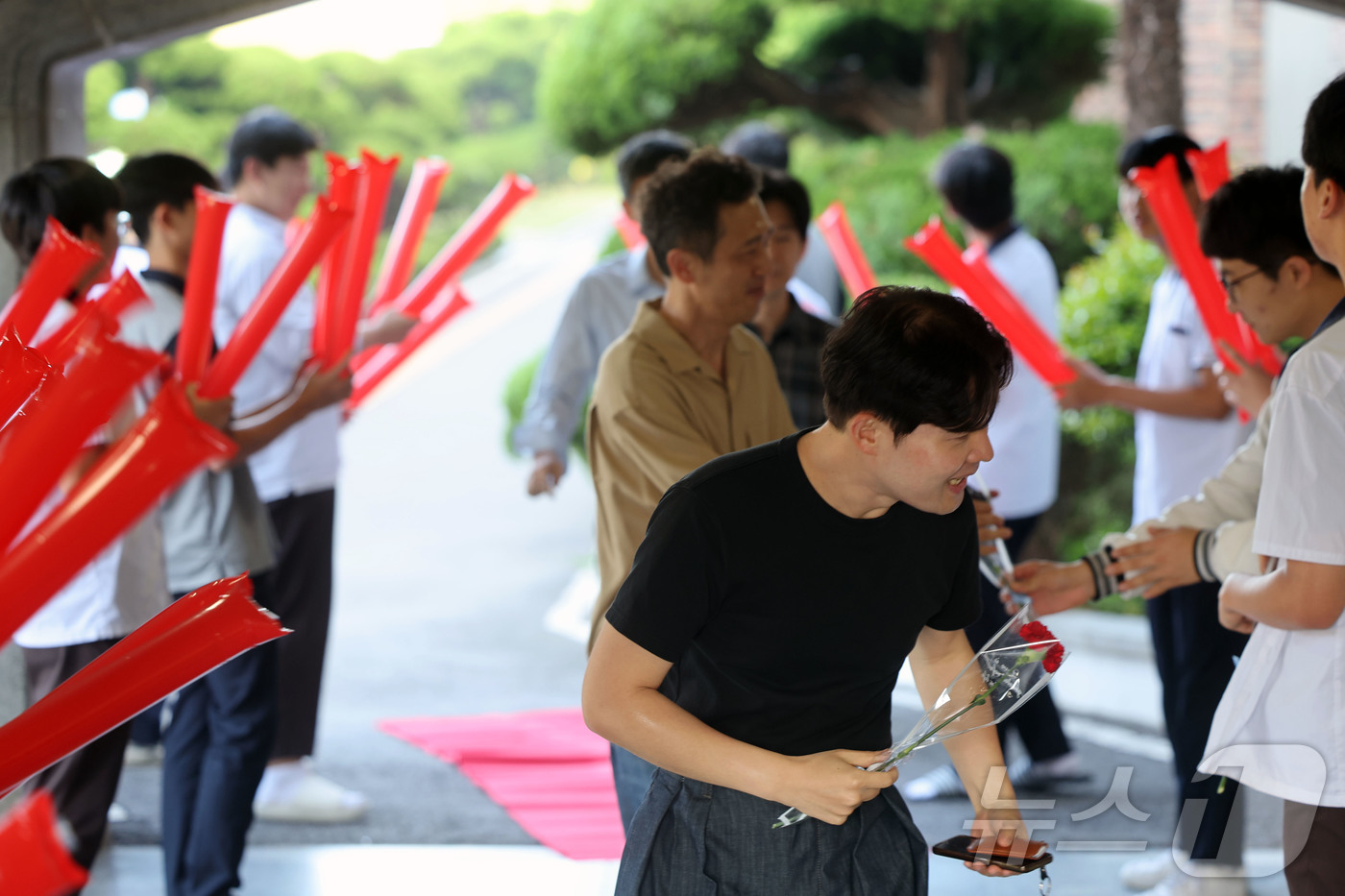 (광양=뉴스1) 조수민 수습기자 = 스승의 날인 15일 오전 광주 남구에 위치한 인성고등학교에서 학생들이 준비한 레드카펫을 깔고 출근하는 선생님들을 반기고 있다. 2026.5.15 …