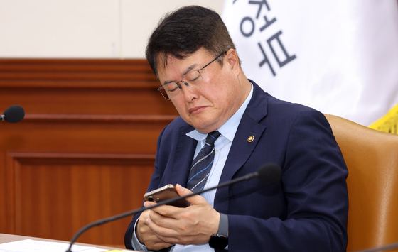 휴대폰 보는 김대현 차관