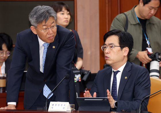 대화하는 김민재·김이탁 차관