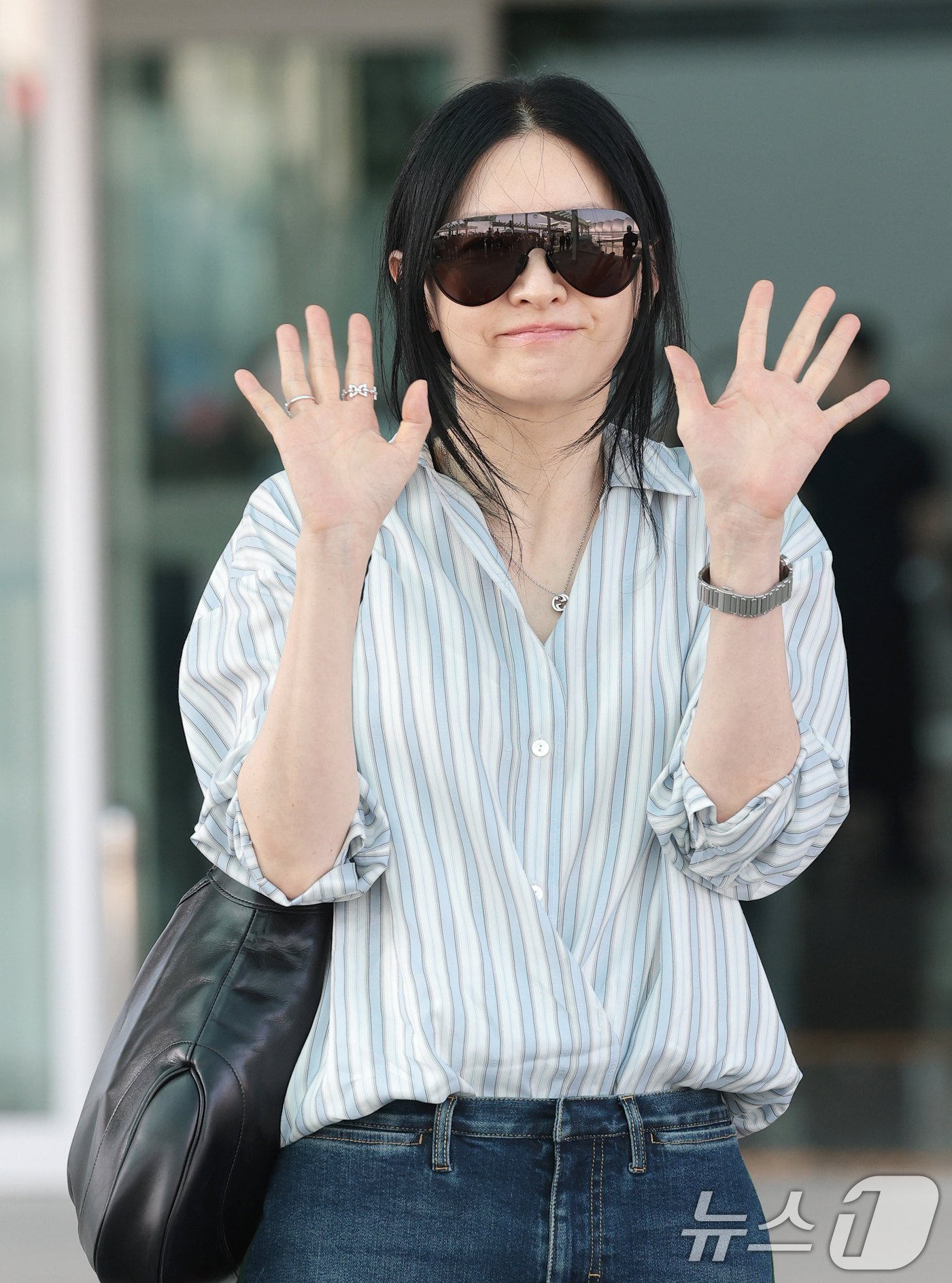 (인천공항=뉴스1) 권현진 기자 = 배우 이영애가 해외 일정을 위해 15일 오전 인천국제공항을 통해 미국 뉴욕으로 출국하기 전 인사를 하고 있다. 2026.5.15/뉴스1