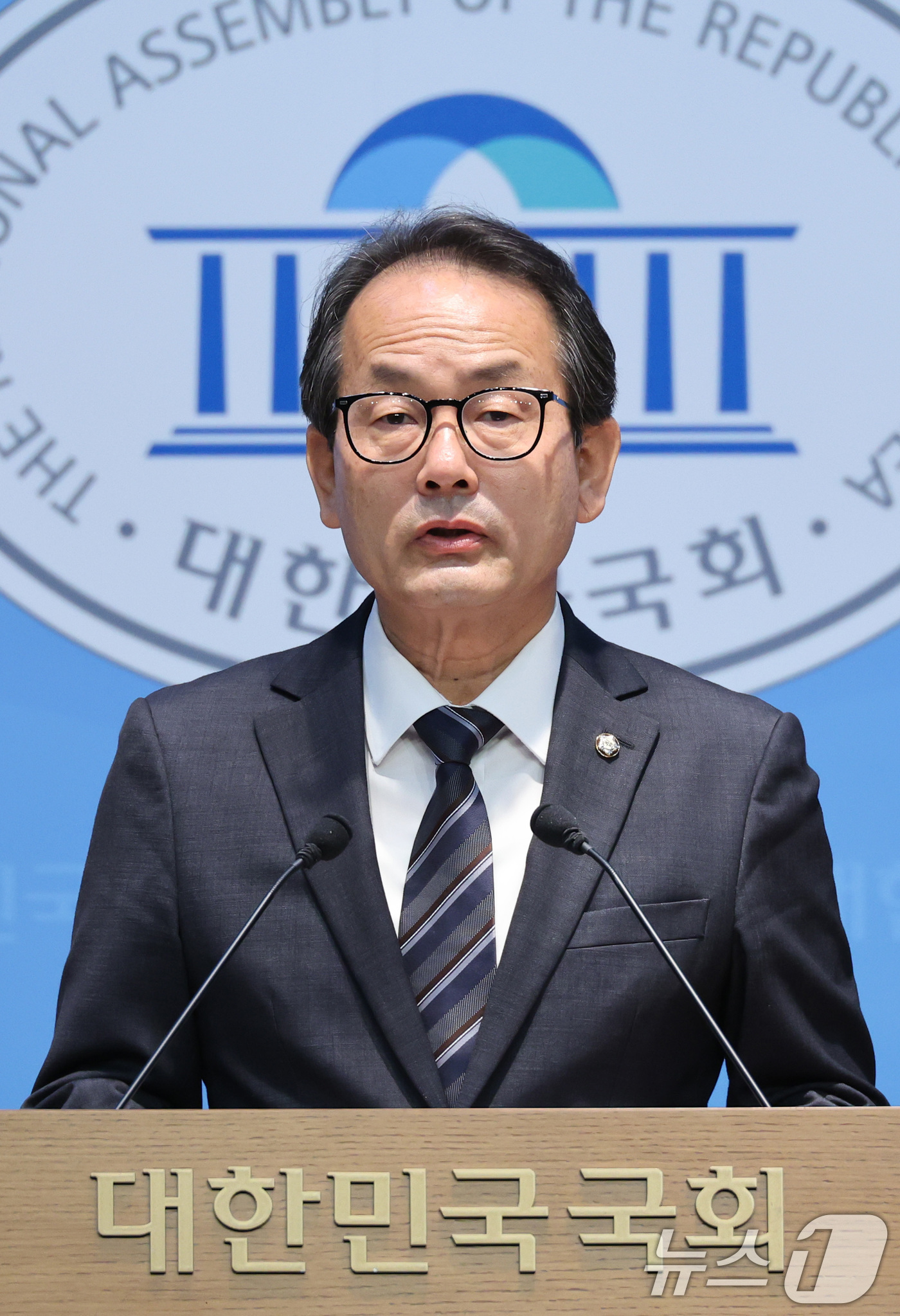 (서울=뉴스1) 신웅수 기자 = 더불어민주당 선거대책위원회 공보단장을 맡고 있는 강준현 수석대변인이 15일 서울 여의도 국회 소통관에서 지방선거 현안 및 기조 관련 기자회견을 하고 …