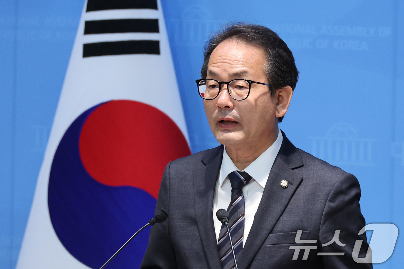 (서울=뉴스1) 신웅수 기자 = 더불어민주당 선거대책위원회 공보단장을 맡고 있는 강준현 수석대변인이 15일 서울 여의도 국회 소통관에서 지방선거 현안 및 기조 관련 기자회견을 하고 …