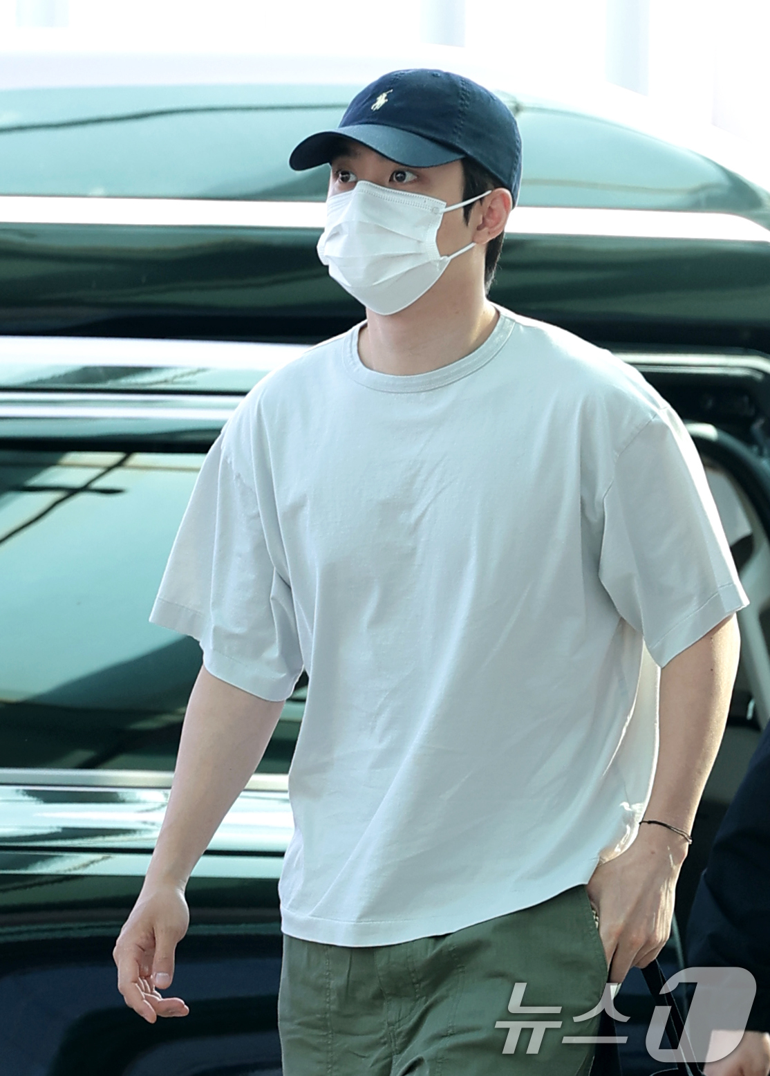 (인천공항=뉴스1) 권현진 기자 = 엑소 디오(본명 도경수)가 해외 일정을 위해 15일 오전 인천국제공항을 통해 태국 방콕으로 출국하고 있다. 2026.5.15/뉴스1