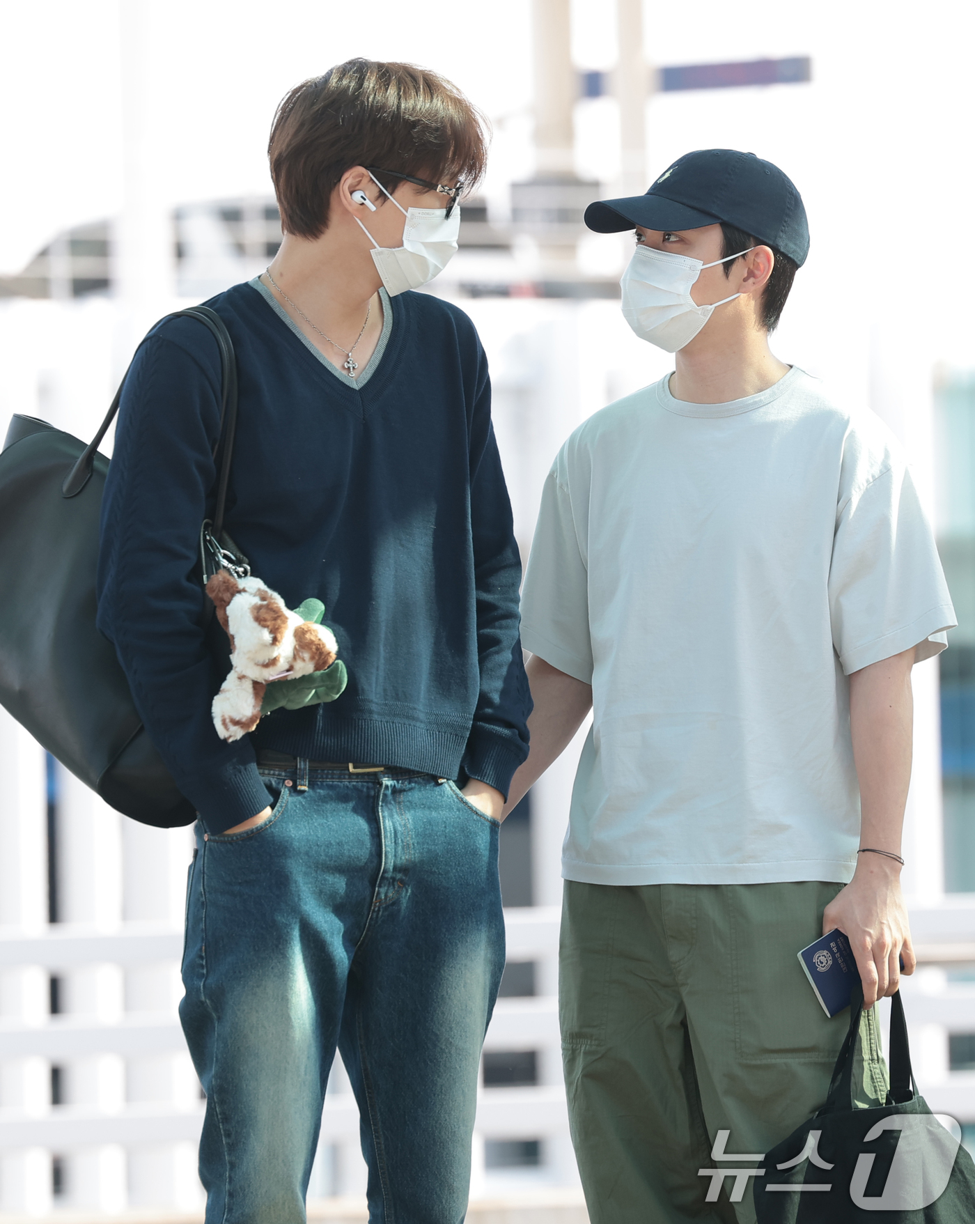 (인천공항=뉴스1) 권현진 기자 = 엑소 키이(왼쪽)와 디오(본명 도경수)가 해외 일정을 위해 15일 오전 인천국제공항을 통해 태국 방콕으로 출국하고 있다. 2026.5.15/뉴스 …
