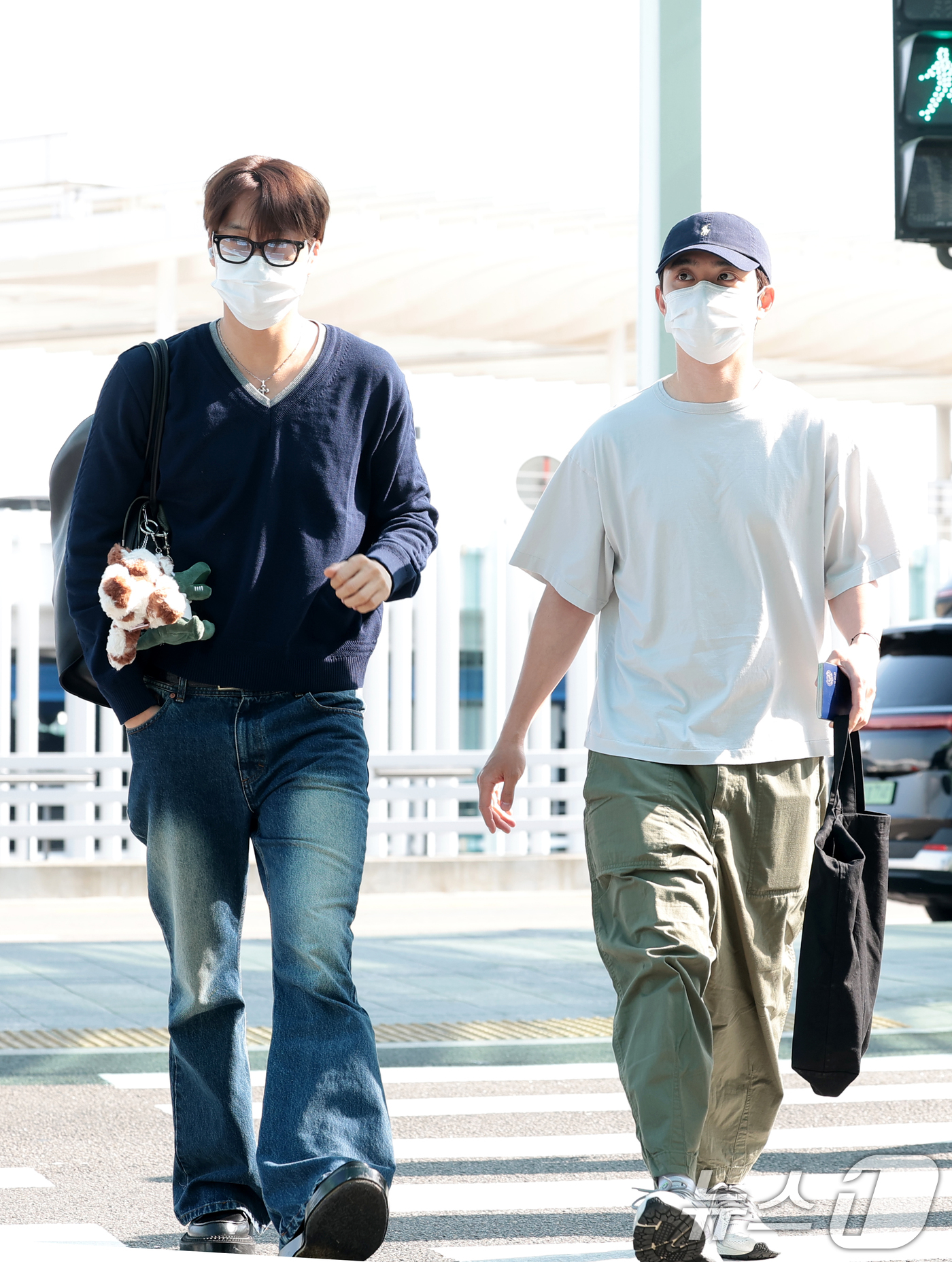 (인천공항=뉴스1) 권현진 기자 = 엑소 키이(왼쪽)와 디오(본명 도경수)가 해외 일정을 위해 15일 오전 인천국제공항을 통해 태국 방콕으로 출국하고 있다. 2026.5.15/뉴스 …