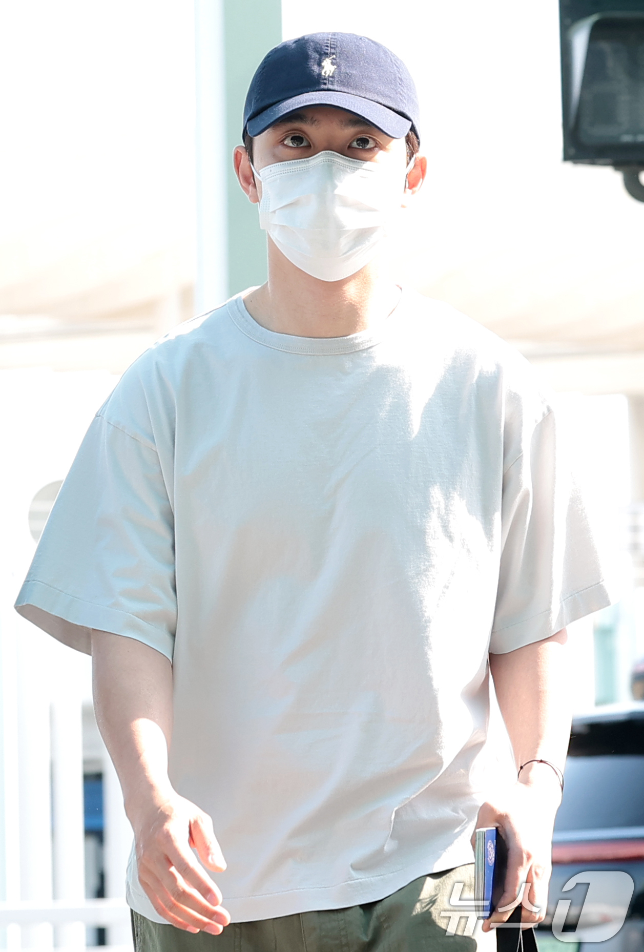 (인천공항=뉴스1) 권현진 기자 = 엑소 디오(본명 도경수)가 해외 일정을 위해 15일 오전 인천국제공항을 통해 태국 방콕으로 출국하고 있다. 2026.5.15/뉴스1