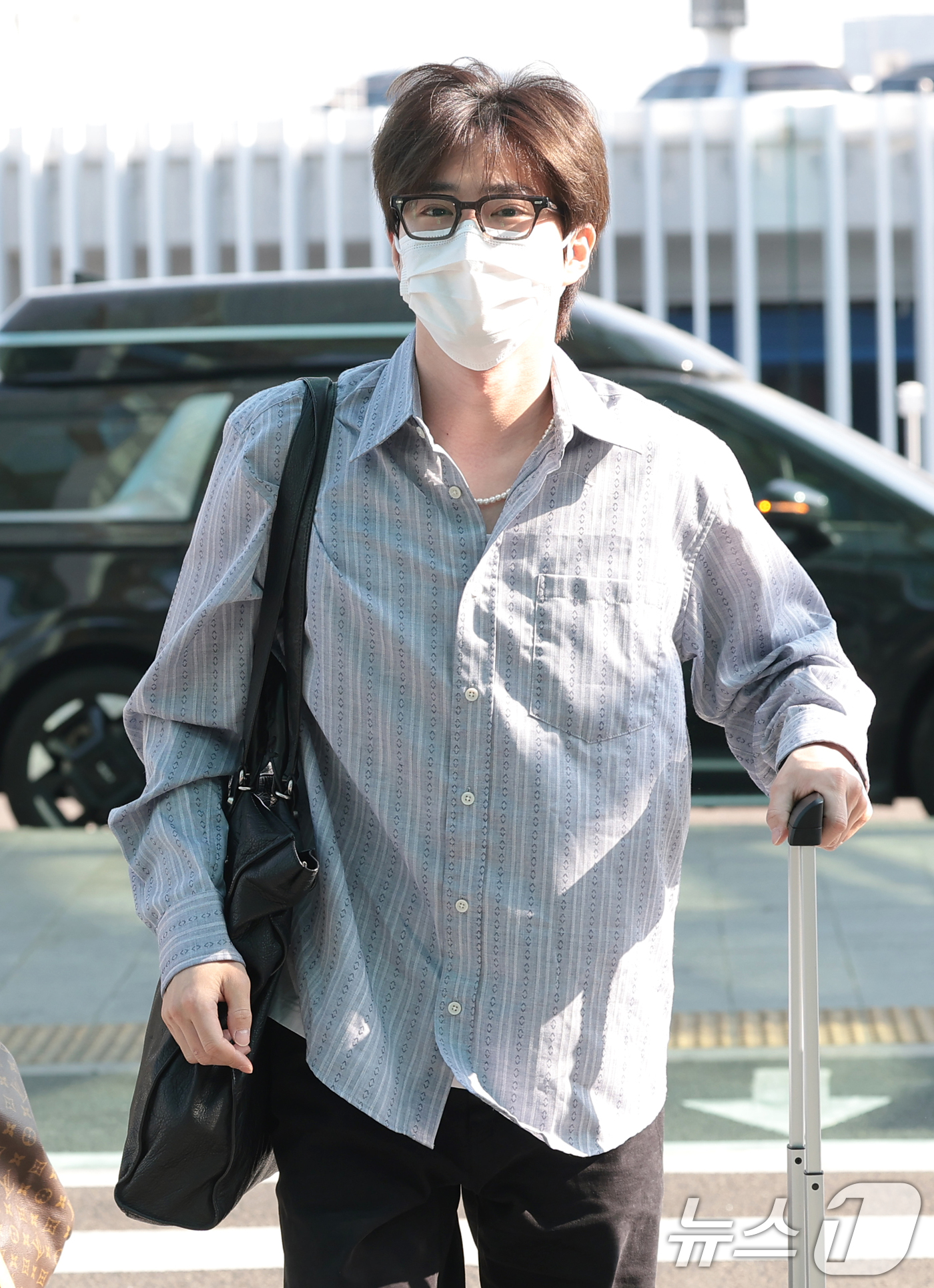 (인천공항=뉴스1) 권현진 기자 = 엑소 케이가 해외 일정을 위해 15일 오전 인천국제공항을 통해 태국 방콕으로 출국하고 있다. 2026.5.15/뉴스1