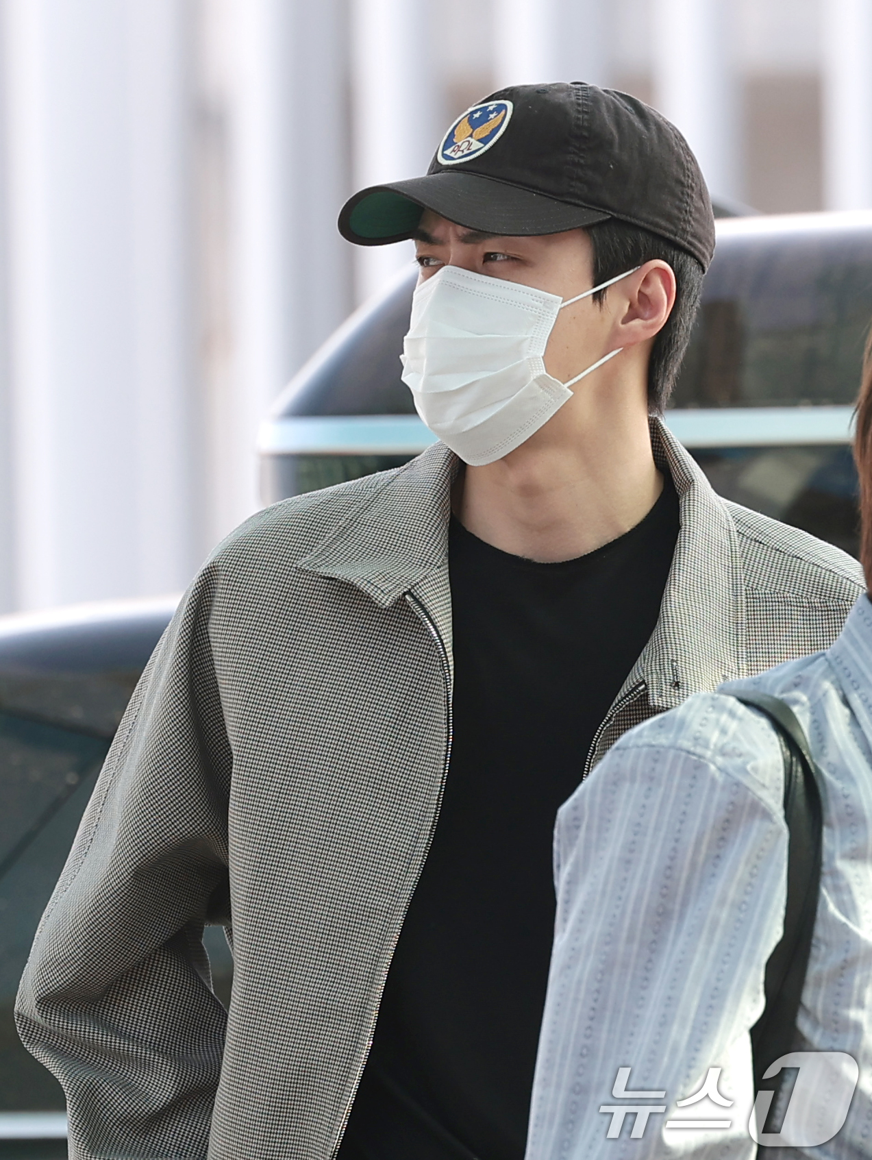 (인천공항=뉴스1) 권현진 기자 = 엑소 세훈이 해외 일정을 위해 15일 오전 인천국제공항을 통해 태국 방콕으로 출국하고 있다. 2026.5.15/뉴스1