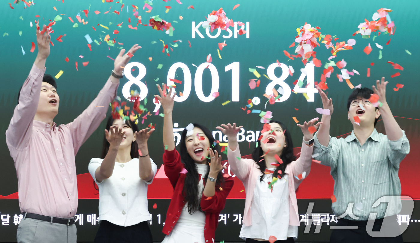 (서울=뉴스1) 임지훈 인턴기자 = 코스피가 장중 사상 처음으로 8000선을 돌파한 15일 오전 서울 중구 하나은행 딜링룸에서 직원들이 축하 세레머니를 하고 있다.이날 코스피는 전 …
