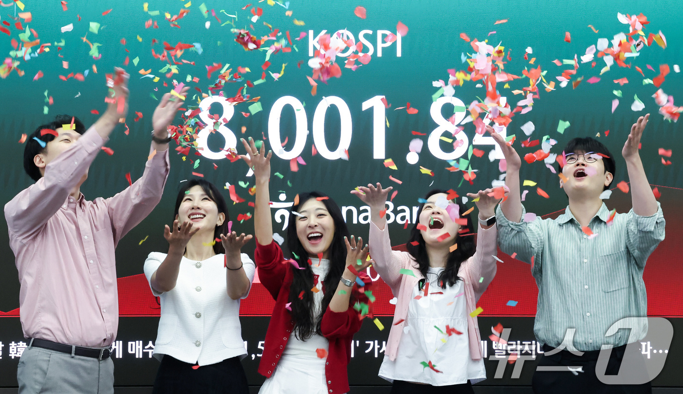 (서울=뉴스1) 임지훈 인턴기자 = 코스피가 장중 사상 처음으로 8000선을 돌파한 15일 오전 서울 중구 하나은행 딜링룸에서 직원들이 축하 세레머니를 하고 있다.이날 코스피는 전 …