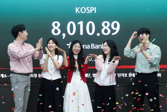 '최대 순익' 한국금융지주 8%↑…'팔천피'에 증권주 강세[핫종목]