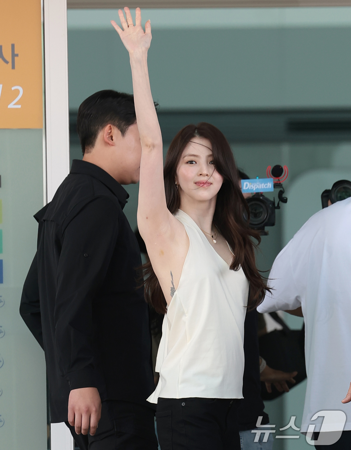 (인천공항=뉴스1) 권현진 기자 = 배우 한소희가 해외 일정을 위해 15일 오전 인천국제공항을 통해 프랑스 파리로 출국하기 전 인사를 하고 있다. 2026.5.15/뉴스1