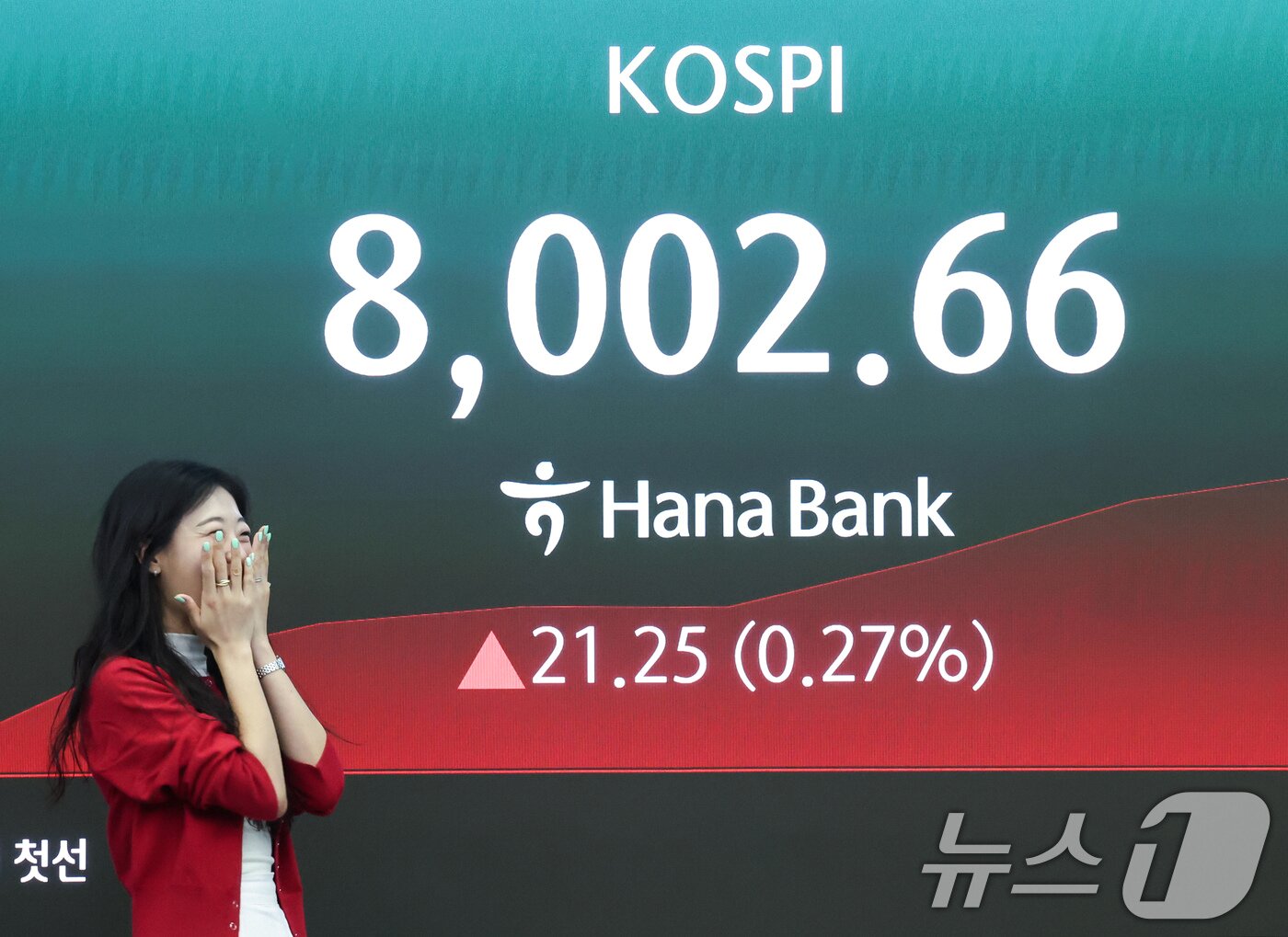 본문 이미지 - 코스피가 장중 8000선을 넘어 사상 최고치를 기록한 15일 오전 서울 중구 하나은행 본점 딜링룸 전광판에 코스피 지수가 표시되고 있다. 이날 코스피는 전 거래일 대비 29.66포인트(0.37%) 내린 7951.75에 거래를 시작했다. 2026.5.15 ⓒ 뉴스1 임지훈 인턴기자