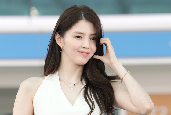 한소희, 공항에 피어난 볼 하트