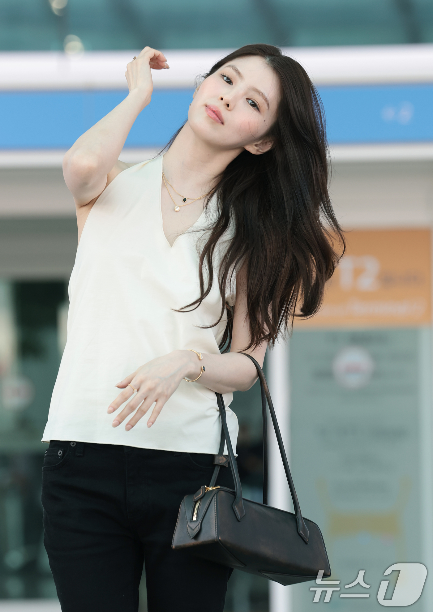 (인천공항=뉴스1) 권현진 기자 = 배우 한소희가 해외 일정을 위해 15일 오전 인천국제공항을 통해 프랑스 파리로 출국하고 있다. 2026.5.15/뉴스1