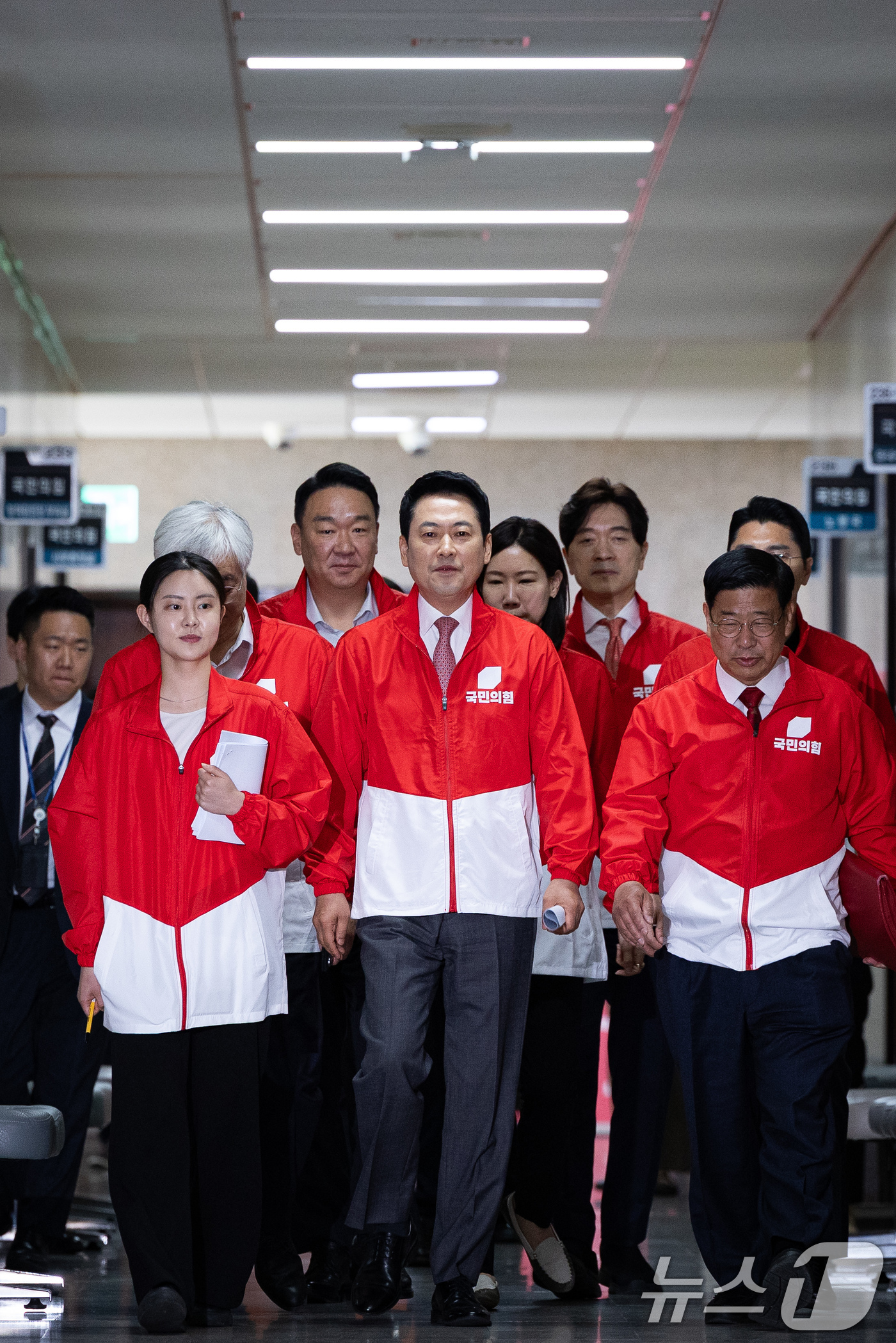 (서울=뉴스1) 유승관 기자 = 장동혁 국민의힘 대표와 선대위원들이 15일 서울 여의도 국회에서 열린 중앙선거대책위원회의에 참석하고 있다. 2026.5.15/뉴스1
