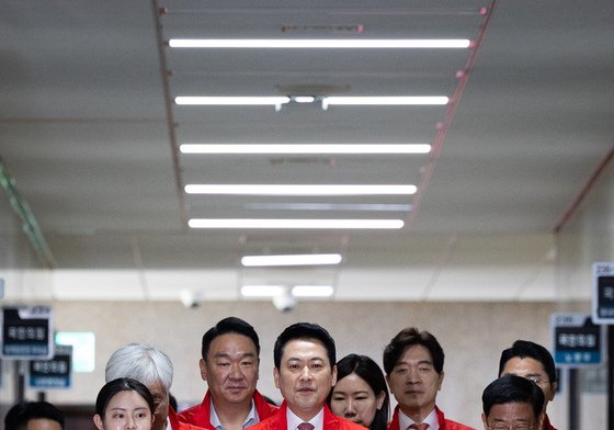 선대위 회의 들어서는 국민의힘