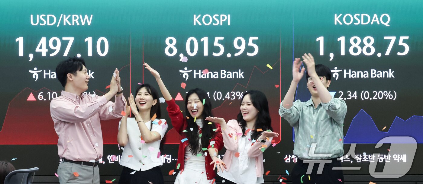 본문 이미지 - 코스피가 장중 사상 처음으로 8000선을 돌파한 15일 오전 서울 중구 하나은행 딜링룸에서 직원들이 축하 세레머니를 하고 있다. 이날 코스피는 전 거래일 대비 29.66포인트(0.37%) 내린 7951.75에 거래를 시작했다. 2026.5.15 ⓒ 뉴스1 임지훈 인턴기자