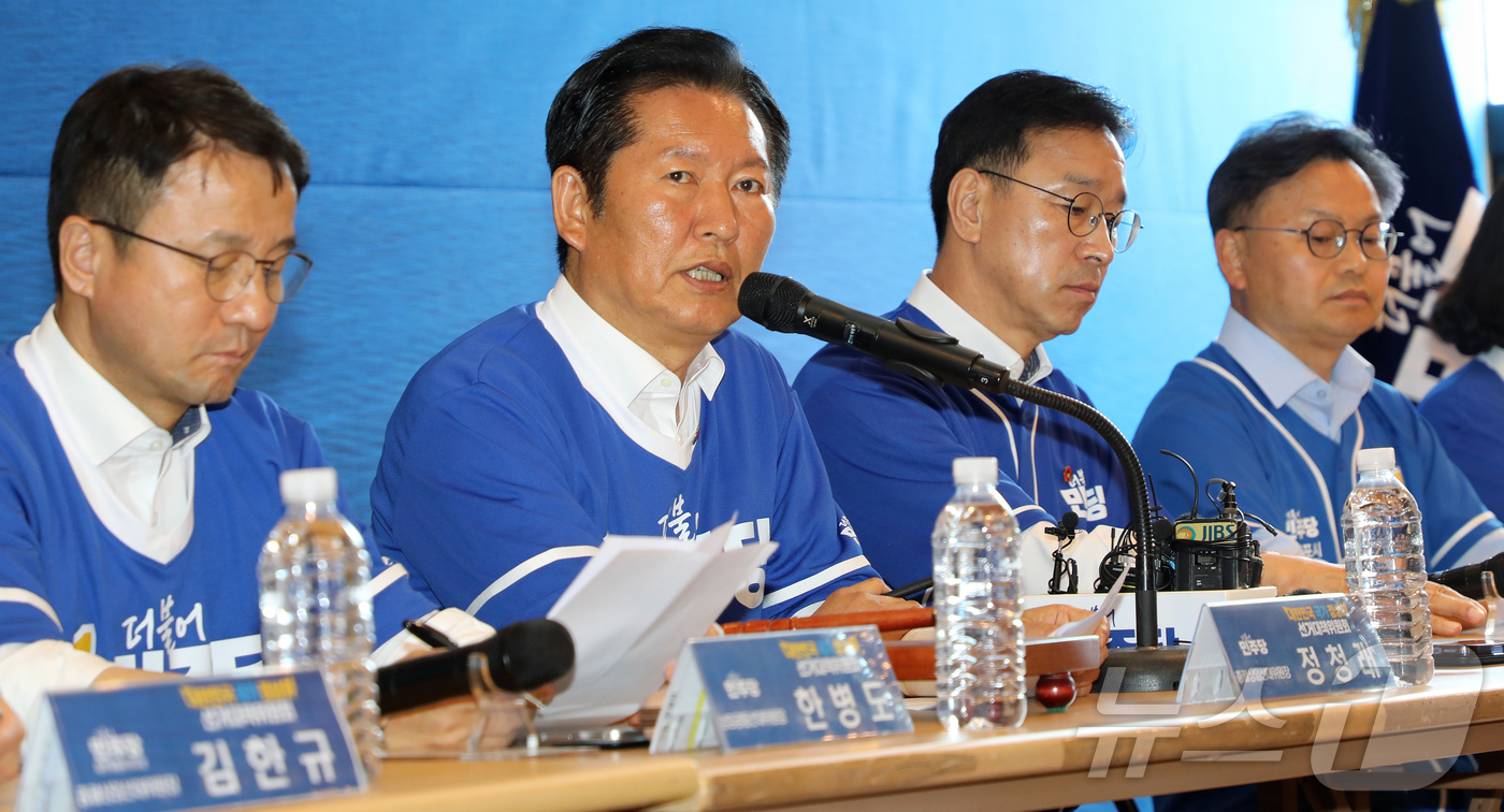 (제주=뉴스1) 오미란 기자 = 정청래 더불어민주당 대표가 15일 오전 제주시 오라동 위성곤 민주당 제주도지사 후보 선거사무소에서 열린 선거대책위원회 회의에서 발언하고 있다. 20 …