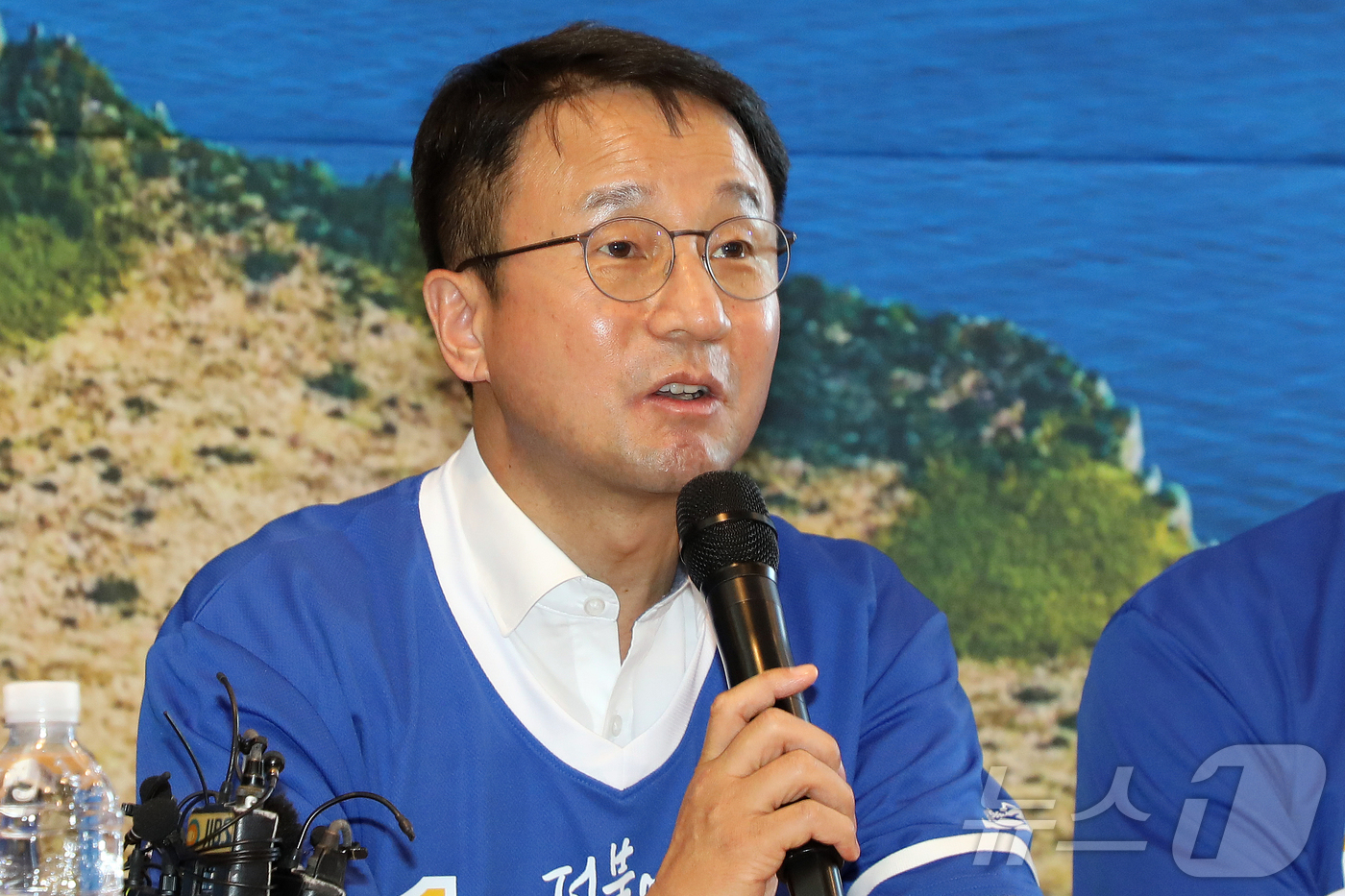 (제주=뉴스1) 오미란 기자 = 한병도 더불어민주당 원내대표가 15일 오전 제주시 오라동 위성곤 민주당 제주도지사 후보 선거사무소에서 열린 선거대책위원회 회의에서 발언하고 있다. …