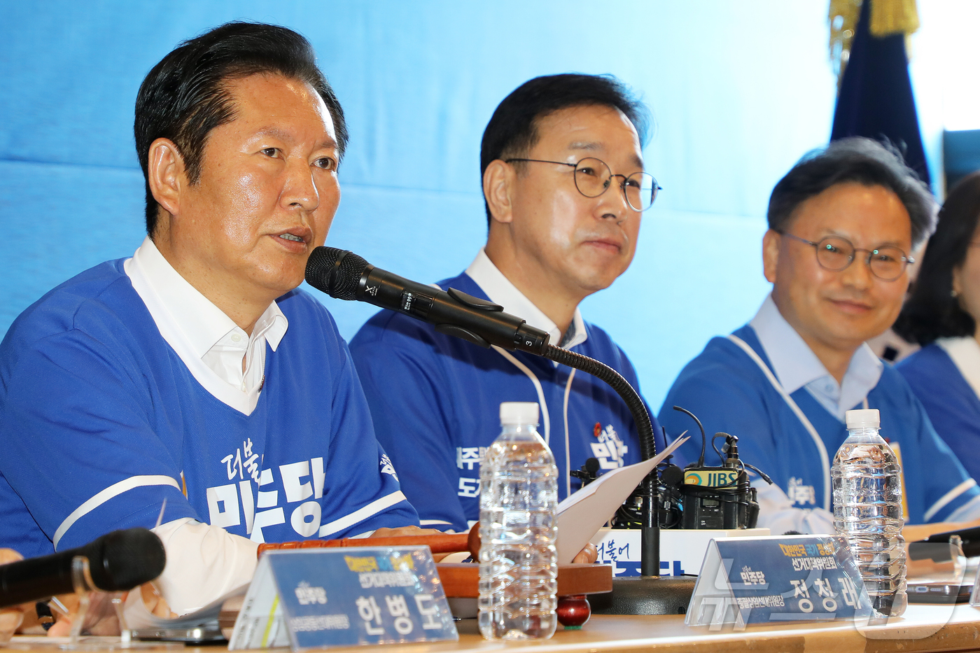 (제주=뉴스1) 오미란 기자 = 정청래 더불어민주당 대표(왼쪽부터)와 위성곤 민주당 제주도지사 후보, 김성범 서귀포시 국회의원 후보가 15일 오전 제주시 오라동 위성곤 민주당 제주 …