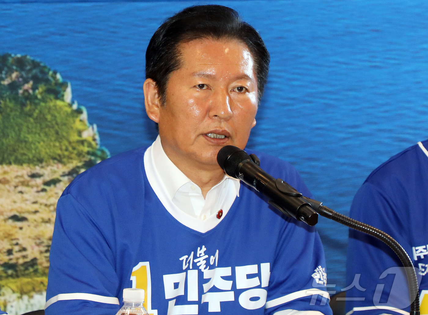 (제주=뉴스1) 오미란 기자 = 정청래 더불어민주당 대표가 15일 오전 제주시 오라동 위성곤 민주당 제주도지사 후보 선거사무소에서 열린 선거대책위원회 회의에서 발언하고 있다. 20 …