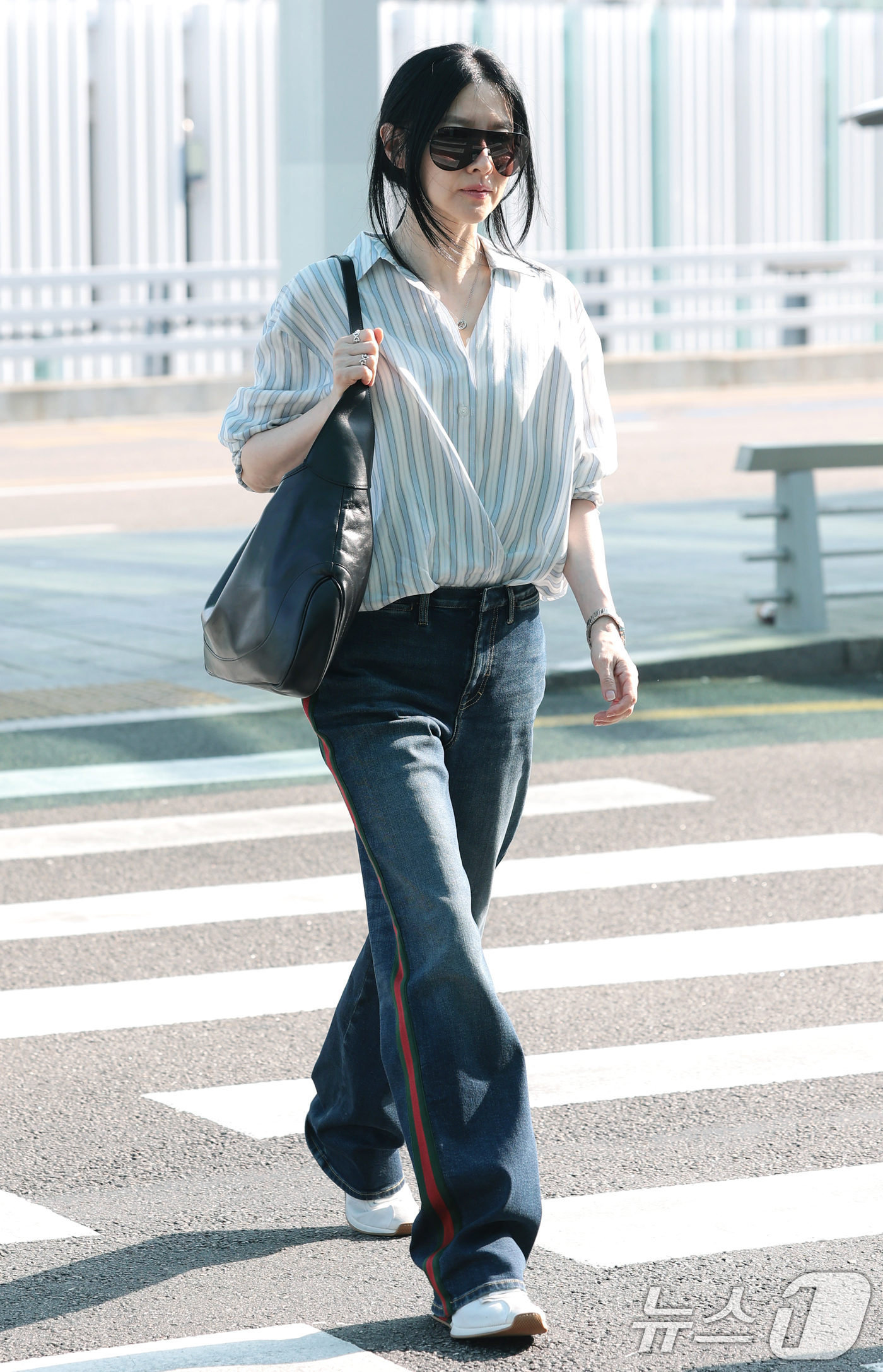 (인천공항=뉴스1) 권현진 기자 = 배우 이영애가 해외 일정을 위해 15일 오전 인천국제공항을 통해 미국 뉴욕으로 출국하고 있다. 2026.5.15/뉴스1