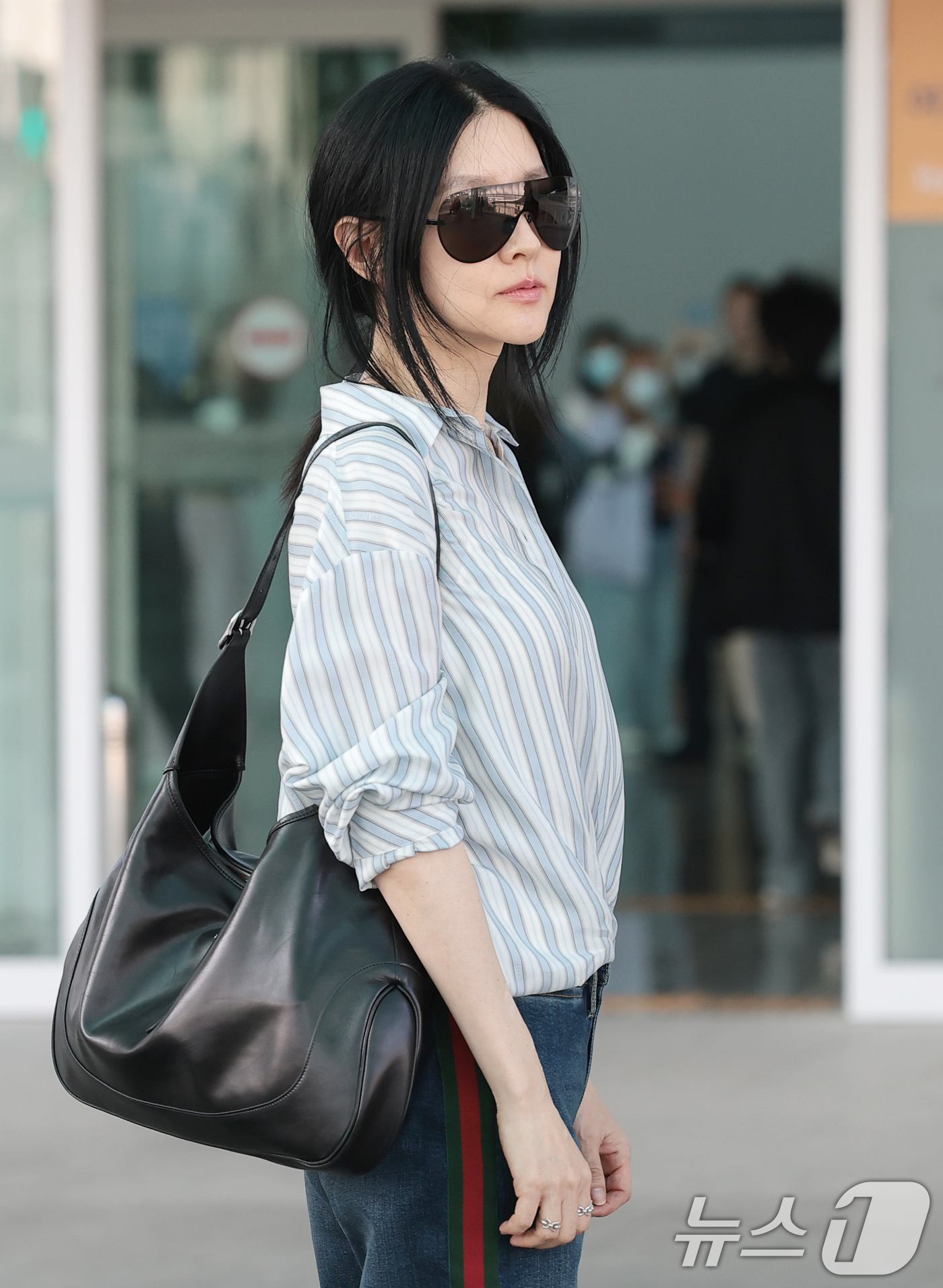 (인천공항=뉴스1) 권현진 기자 = 배우 이영애가 해외 일정을 위해 15일 오전 인천국제공항을 통해 미국 뉴욕으로 출국하고 있다. 2026.5.15/뉴스1