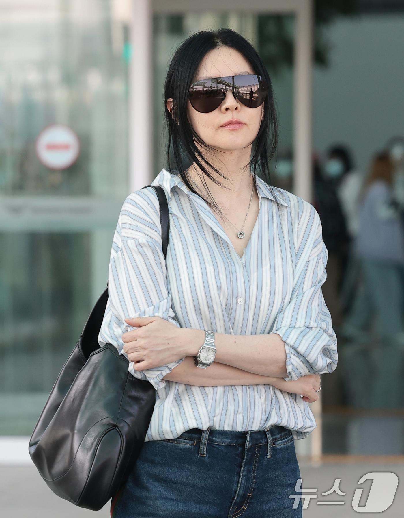 (인천공항=뉴스1) 권현진 기자 = 배우 이영애가 해외 일정을 위해 15일 오전 인천국제공항을 통해 미국 뉴욕으로 출국하고 있다. 2026.5.15/뉴스1