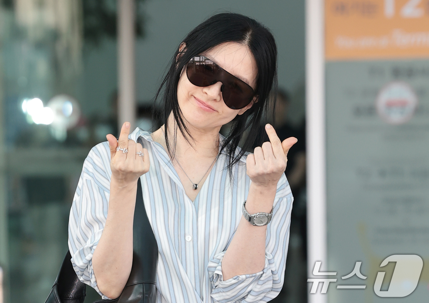(인천공항=뉴스1) 권현진 기자 = 배우 이영애가 해외 일정을 위해 15일 오전 인천국제공항을 통해 미국 뉴욕으로 출국하기 전 인사를 하고 있다. 2026.5.15/뉴스1