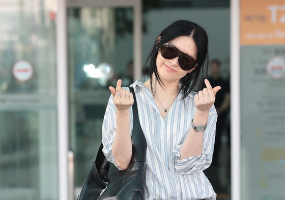 이영애, 청바지에 셔츠 하나로 멋낸 공항 패션