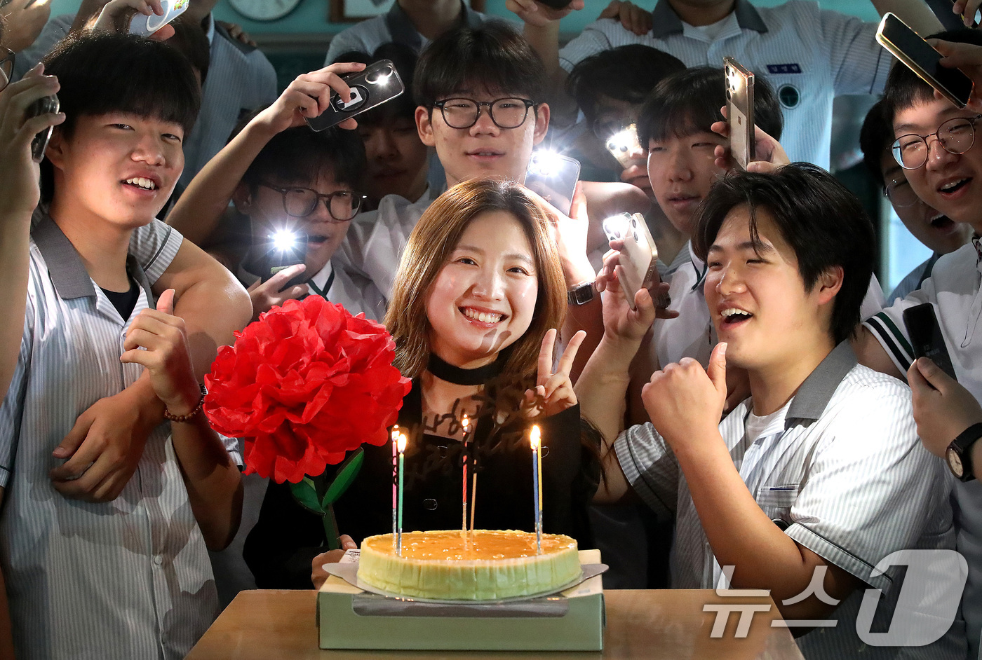 (대구=뉴스1) 공정식 기자 = 스승의 날인 15일 오전 대구 북구 성광고 1학년 교실에서 학생들이 축하 케이크에 불을 밝힌 뒤 담임 선생님을 위한 스승의 은혜 노래를 부르고 있다 …