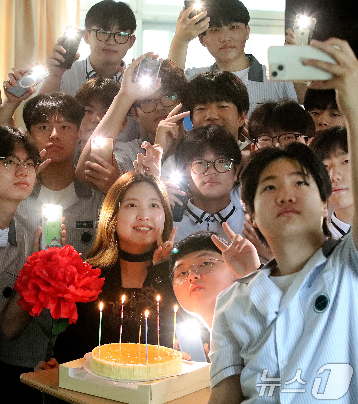 (대구=뉴스1) 공정식 기자 = 스승의 날인 15일 오전 대구 북구 성광고 1학년 교실에서 담임 교사와 학생들이 축하 케이크에 불을 밝혀 기념 촬영을 하고 있다.학교 측은 학생들이 …