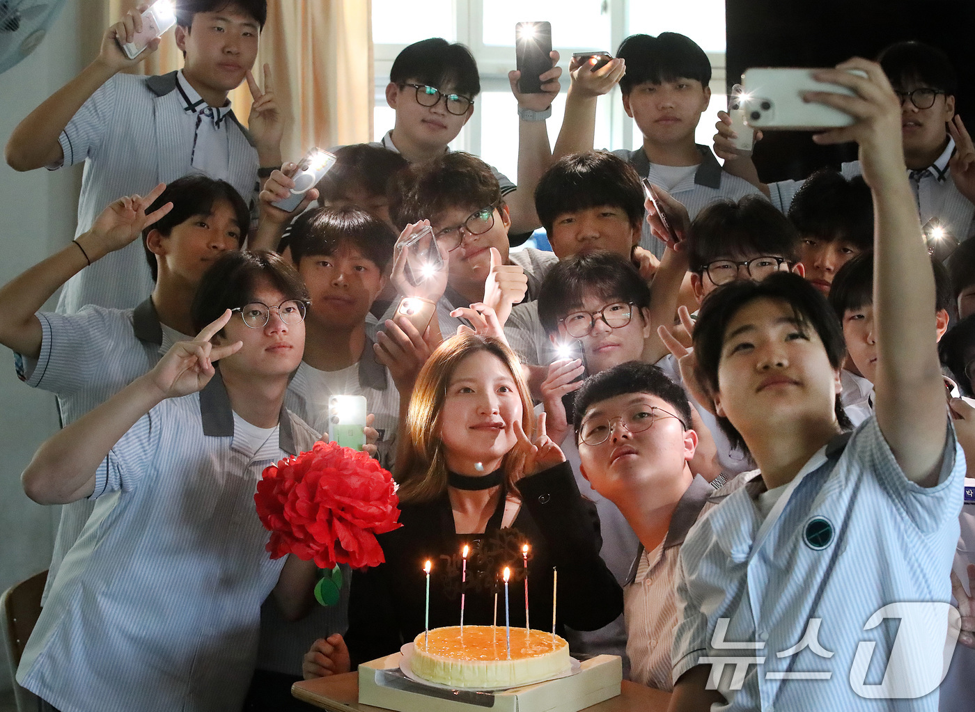 (대구=뉴스1) 공정식 기자 = 스승의 날인 15일 오전 대구 북구 성광고 1학년 교실에서 담임 교사와 학생들이 축하 케이크에 불을 밝혀 기념 촬영을 하고 있다.학교 측은 학생들이 …