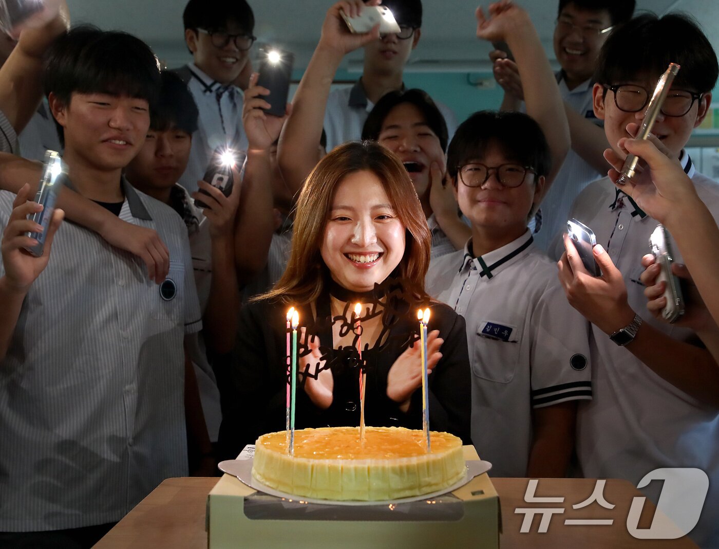 본문 이미지 - 스승의 날인 15일 오전 대구 북구 성광고 1학년 교실에서 학생들이 축하 케이크에 불을 밝힌 뒤 담임 선생님을 위한 스승의 은혜 노래를 부르고 있다. 학교 측은 학생들이 꽃이나 선물을 가져오지 않도록 미리 공지하고, 학교 운영 예산 가운데 예비비로 케이크와 종이 카네이션을 준비해 스승의 날 축하 행사를 진행했다. 2026.5.15 ⓒ 뉴스1 공정식 기자