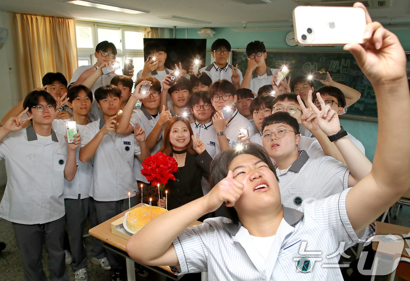 (대구=뉴스1) 공정식 기자 = 스승의 날인 15일 오전 대구 북구 성광고 1학년 교실에서 담임 교사와 학생들이 축하 케이크에 불을 밝혀 기념 촬영을 하고 있다.학교 측은 학생들이 …