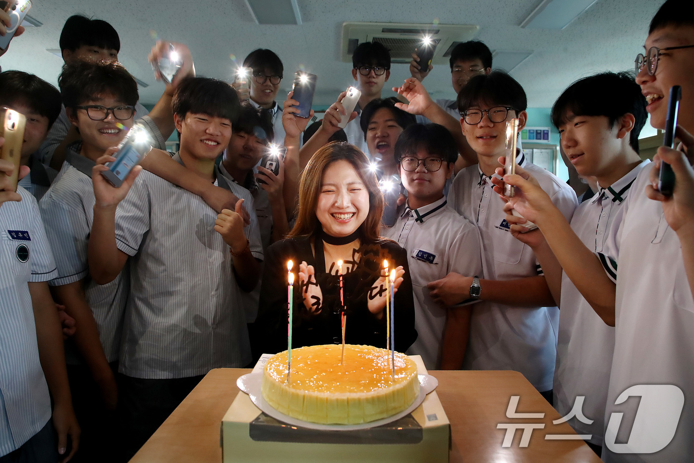 (대구=뉴스1) 공정식 기자 = 스승의 날인 15일 오전 대구 북구 성광고 1학년 교실에서 학생들이 축하 케이크에 불을 밝힌 뒤 담임 선생님을 위한 스승의 은혜 노래를 부르고 있다 …
