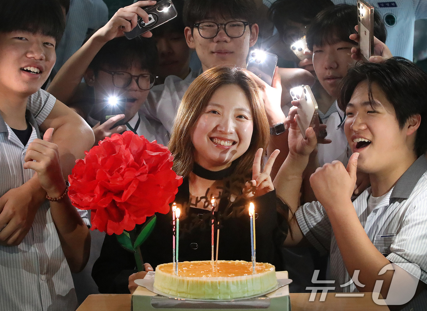 (대구=뉴스1) 공정식 기자 = 스승의 날인 15일 오전 대구 북구 성광고 1학년 교실에서 학생들이 축하 케이크에 불을 밝힌 뒤 담임 선생님을 위한 스승의 은혜 노래를 부르고 있다 …