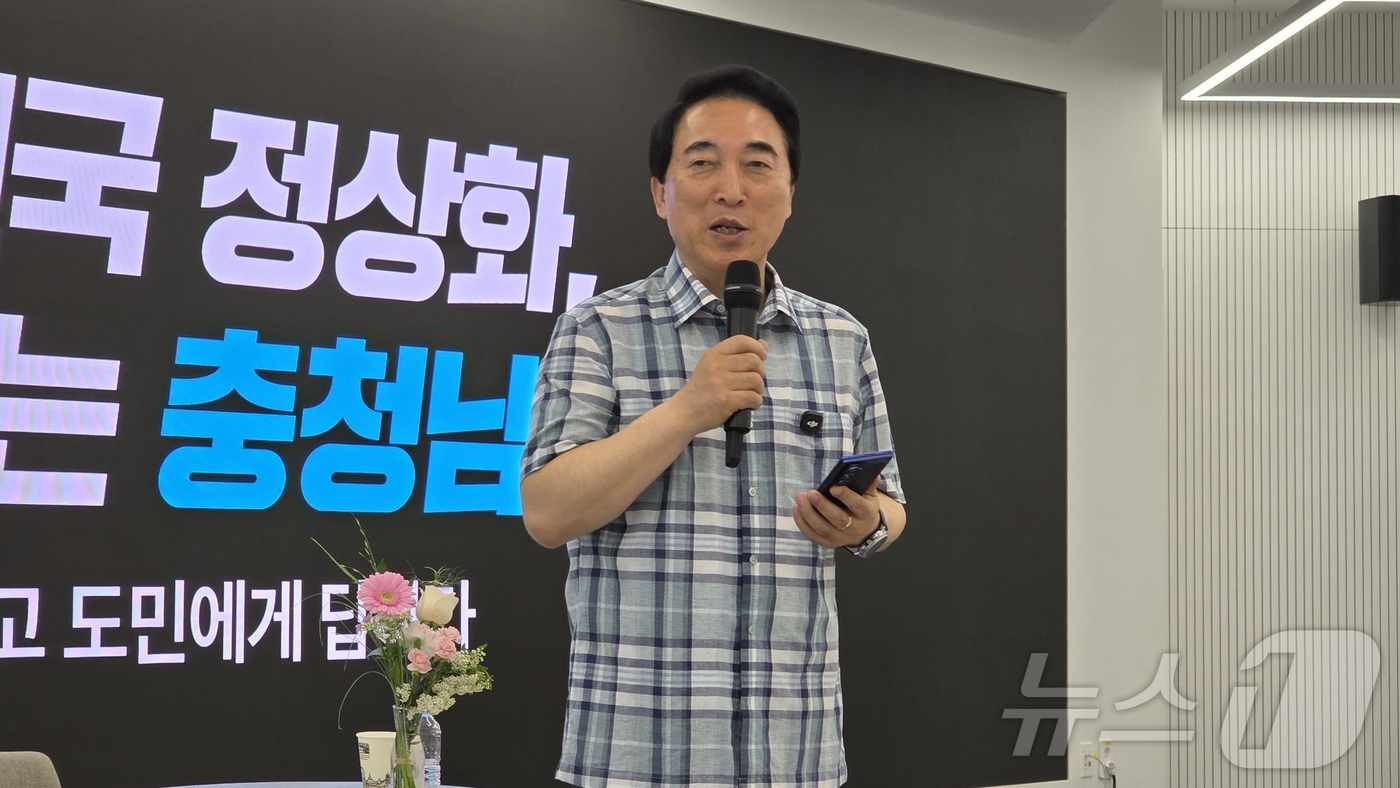 (천안=뉴스1) 이시우 기자 = 박수현 충남도지사 후보가 15일 단국대 천안캠퍼스 인문과학관에서 미디어데이 '언론인이 묻고 도민에게 답하다'를 열고 인사말을 하고 있다.   202 …