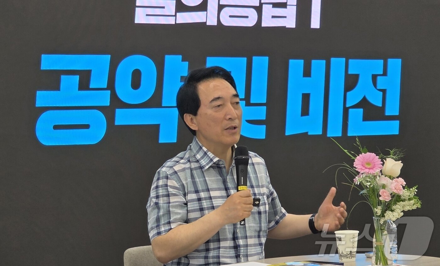 본문 이미지 - 박수현 충남도지사 후보가 15일 단국대 천안캠퍼스 인문과학관에서 미디어데이 '언론인이 묻고 도민에게 답하다'를 열고 기자들의 질문에 답하고 있다. 2026.5.15 ⓒ 뉴스1 이시우 기자