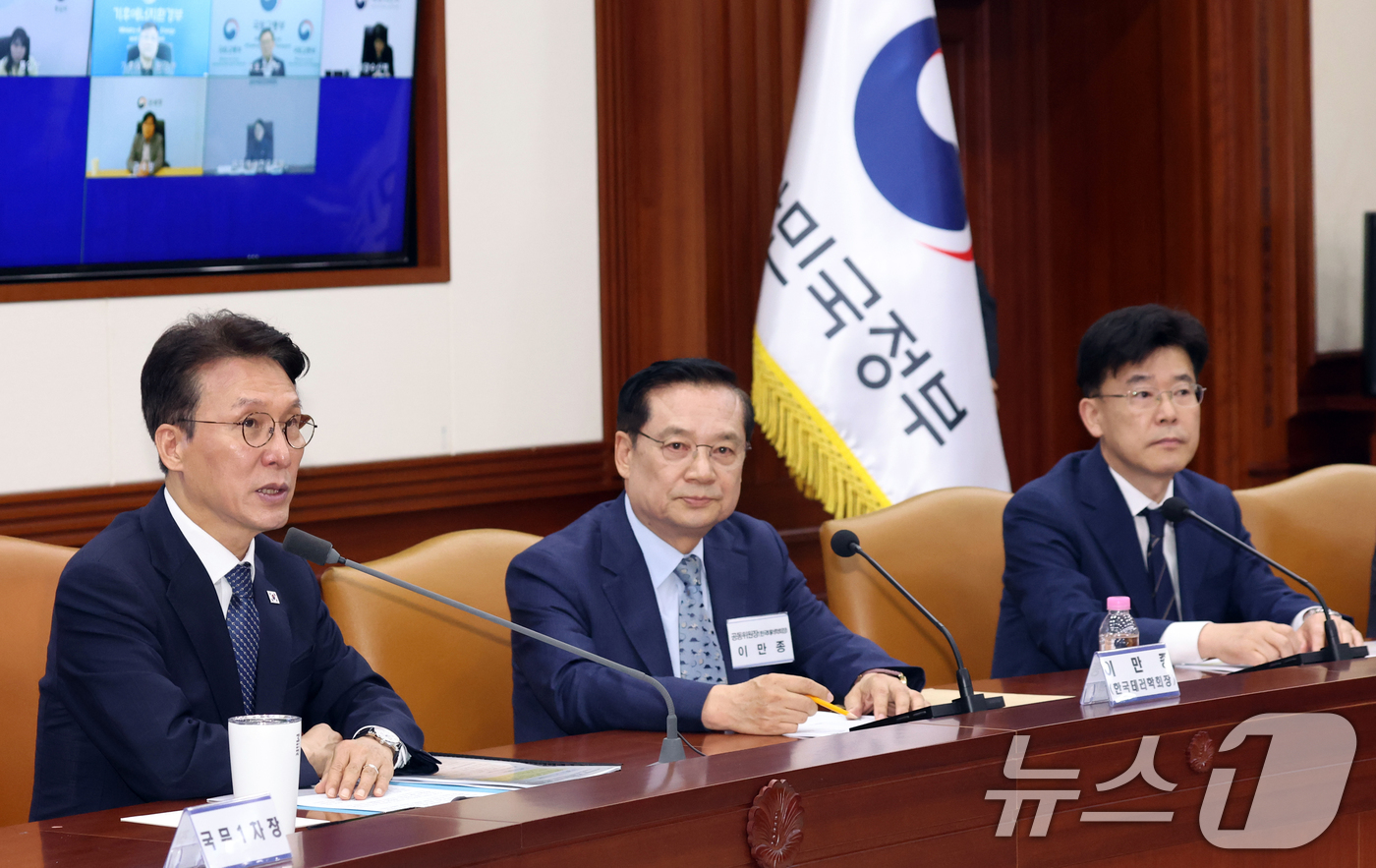 (서울=뉴스1) 김명섭 기자 = 김민석 국무총리가 15일 오전 서울 종로구 세종대로 정부서울청사에서 열린 민·관 대테러업무혁신TF 최종보고회의에서 모두 발언을 하고 있다.  202 …
