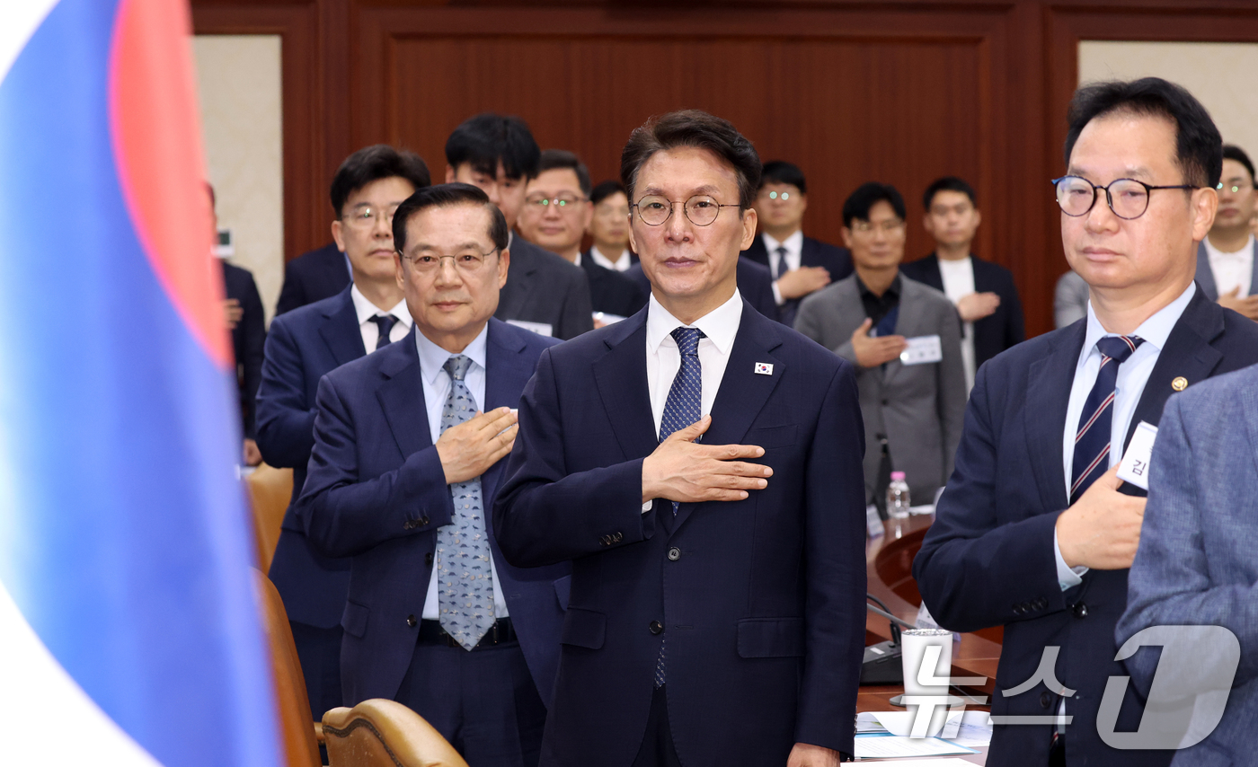 (서울=뉴스1) 김명섭 기자 = 김민석 국무총리와 위원들이 15일 오전 서울 종로구 세종대로 정부서울청사에서 열린 민·관 대테러업무혁신TF 최종보고회의에서 국기에 대한 경례를 하고 …