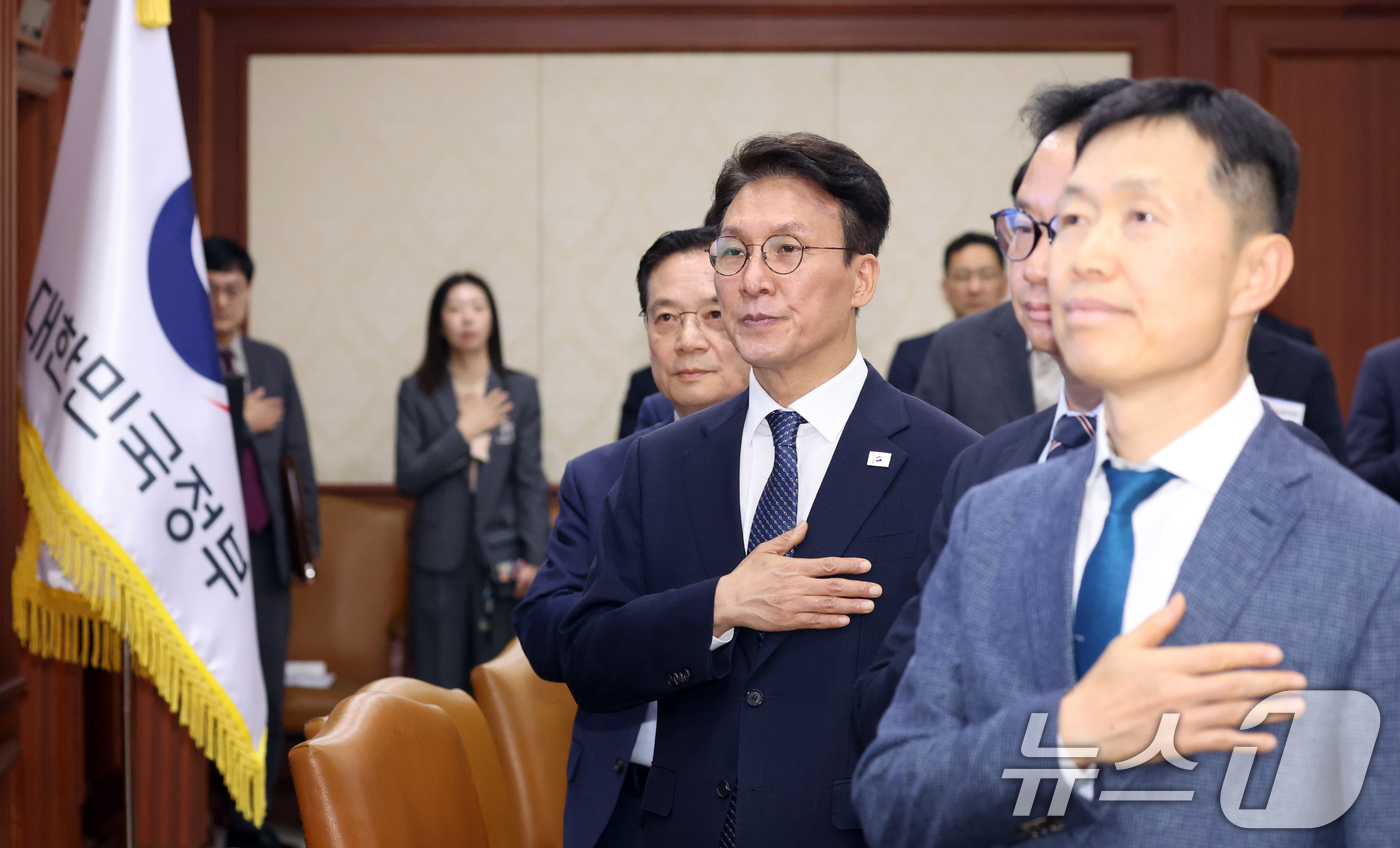 (서울=뉴스1) 김명섭 기자 = 김민석 국무총리와 위원들이 15일 오전 서울 종로구 세종대로 정부서울청사에서 열린 민·관 대테러업무혁신TF 최종보고회의에서 국기에 대한 경례를 하고 …