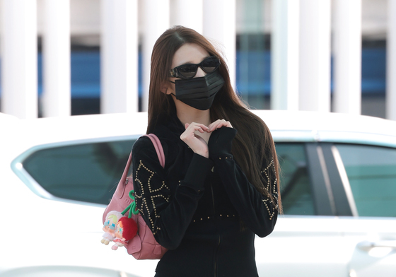 장원영, 하트와 함께 출국