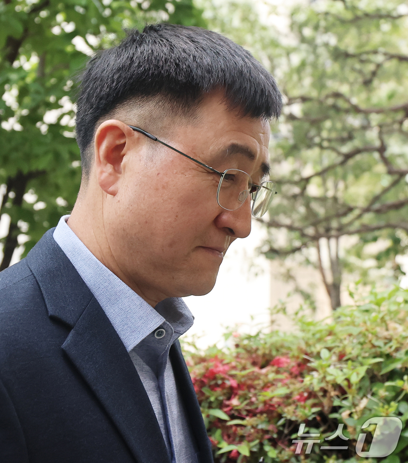 (과천=뉴스1) 오대일 기자 = 박안수 전 육군참모총장이 15일 오전 군형법상 반란죄 피의자 조사를 받기 위해 경기 과천 2차 종합특검 사무실로 출석하고 있다. 2026.5.15/ …
