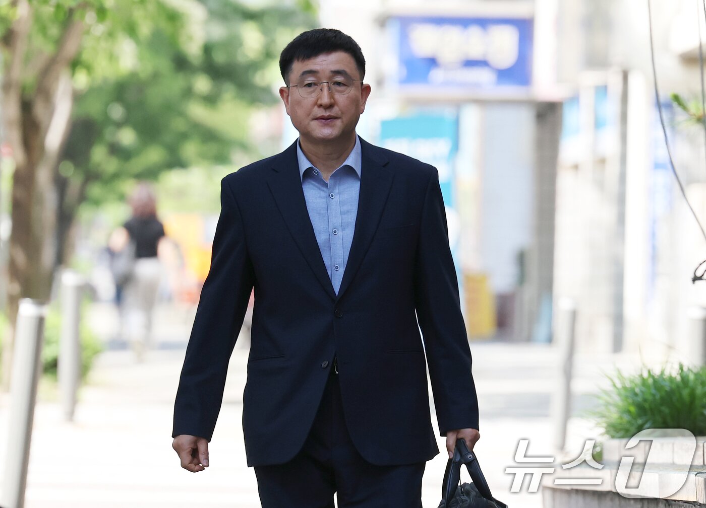 본문 이미지 - 박안수 전 육군참모총장이 15일 오전 군형법상 반란죄 피의자 조사를 받기 위해 경기 과천 2차 종합특검 사무실로 출석하고 있다. 2026.5.15 ⓒ 뉴스1 오대일 기자