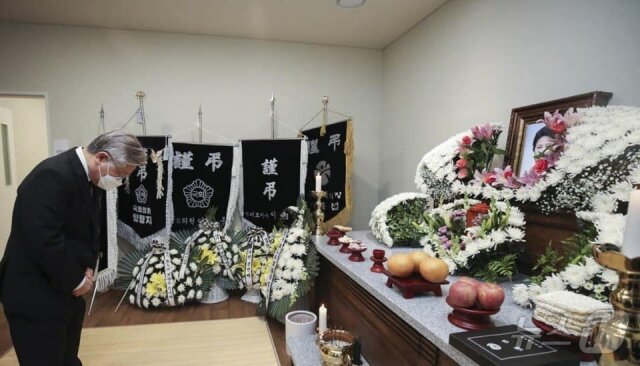 본문 이미지 - 2021년 2월 이재명 당시 경기도지사가 5·18민주화운동 당시 가두방송을 하고 이후 고문 후유증으로 사망한 전옥주씨 빈소를 찾아 추모하고 있다. 전 씨의 빈소는 경기 시흥 시화병원 장례식장에 마련됐다.(SNS 갈무리. 재배포 및 DB 금지)