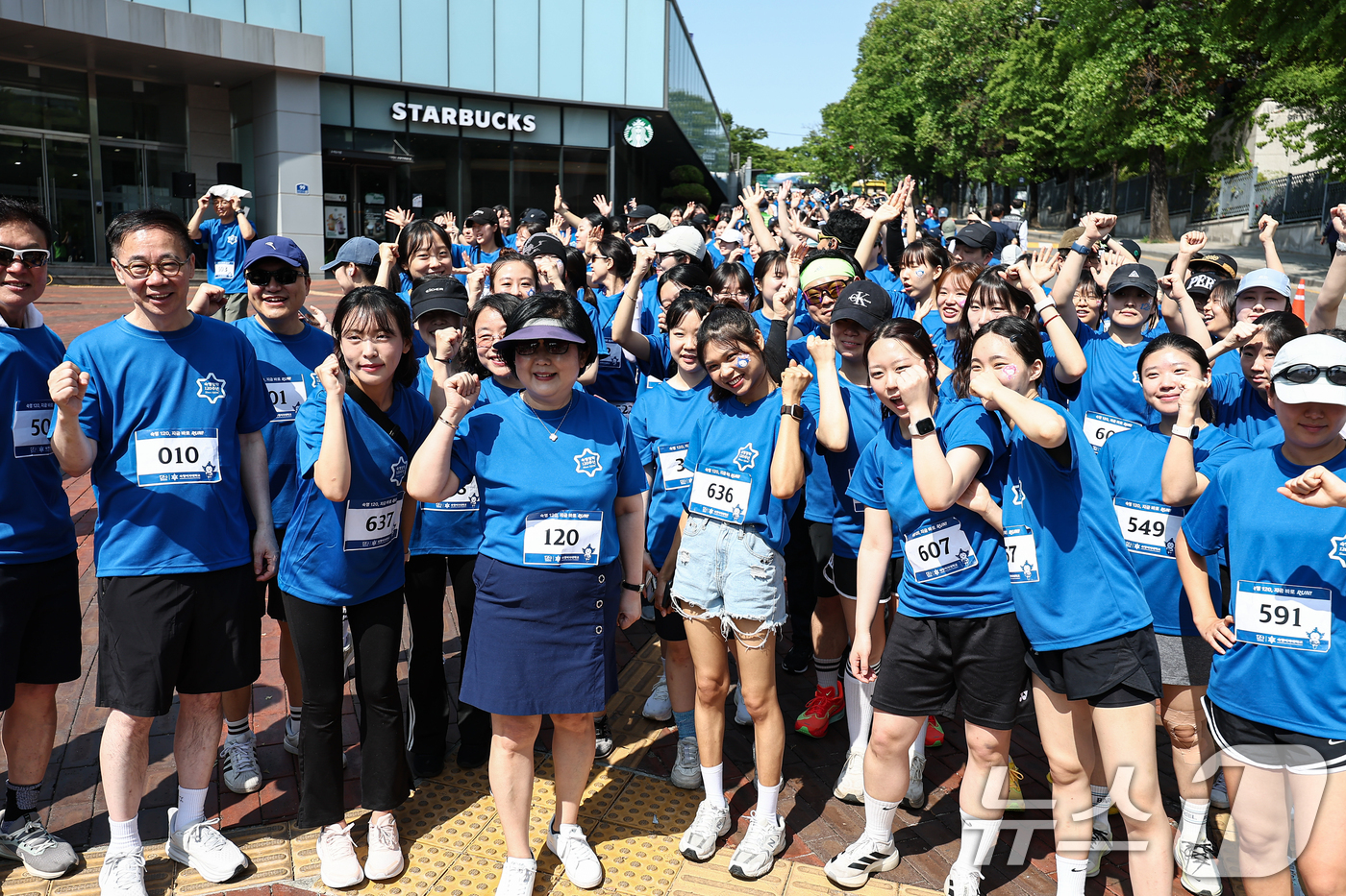 (서울=뉴스1) 김도우 기자 = 스승의 날인 15일 서울 용산구 숙명여자대학교에서 열린 '숙명 120, 지금 바로 RUN!'에서 교수와 학생들이 화이팅을 외치고 있다. 2026.5 …